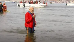 PM Modi offers prayers at Sangam. 