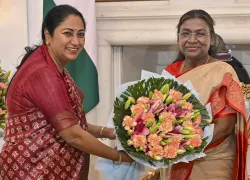 Rekha Gupta meets President Murmu.