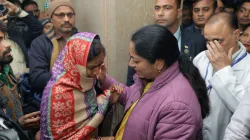 Delhi CM Rekha Gupta inspects Hospital 