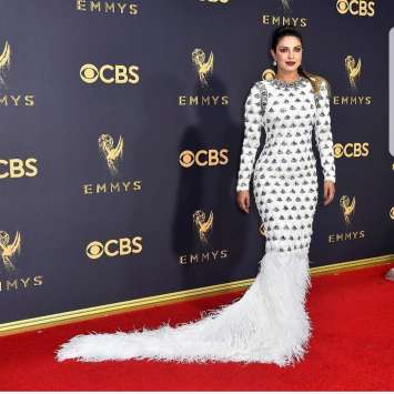 Emmy Awards 2017: Twitter has some funny reactions to Priyanka Chopra's outfit | Bollywood News India TV Emmy Awards 2017: Twitter has some funny reactions to Priyanka Chopra's outfit | Bollywood News India TV