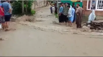 Jammu Kashmir Cloudburst triggers flash flood in Pulwama heavy ...
