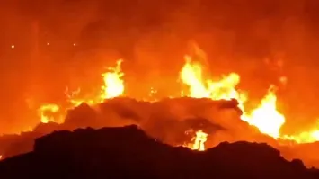 Gujarat: Massive fire breaks out in Vapi area, 15 scrap warehouses gutted  in blaze | Video