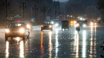 Heavy rain, gusty winds sweep across Delhi-NCR; red alert issued, flight  services affected | VIDEO | India News – India TV