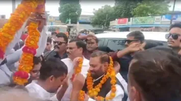 उत्तर प्रदेश के पूर्व मंत्री स्वामी प्रसाद मौर्य को रायबरेली में एक युवक ने  पीछे से थप्पड़ मारा | वीडियो | इंडिया न्यूज़ – इंडिया टीवी