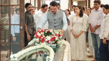 Asha Bhosle demise: CM Devendra Fadnavis pays last respects; Priyanka,  Akshay share heartfelt posts | All updates | Entertainment News – India TV