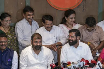 Tendulkar-like shot': Eknath Shinde welcomes Sachin Ahir, says 'we don't  break people, we unite them' | Maharashtra - India TV News