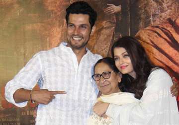 Randeep Hooda with Aishwarya Rai Bachchan and Dalbir Kaur