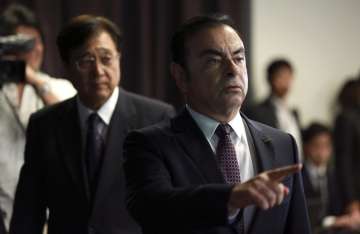 Nissan President Carlos Ghosn, right, and Mitsubishi Chairman Osamu Masuko