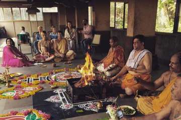 Jonty Rhodes performing puja for his daughter India