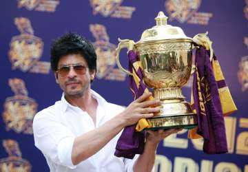 Shah Rukh Khan with IPL trophy