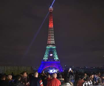Eiffel Tower illuminated rainbow colours to honor victims of Orlando shooting
