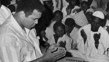 Former world heavyweight boxing champion Muhammad Ali prays 