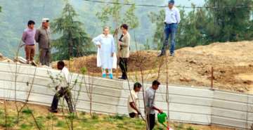 Sonia Gandhi and Priyanka Vadra inspect under-construction home in Shimla 