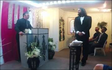 Man ties the knot with his smartphone in Las Vegas 