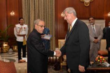 Fakhri Hassan Al Issa Presenting Credentials to President Pranab Mukherjee