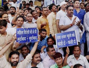 BSP workers protest against Dayashankar Singh in Lucknow