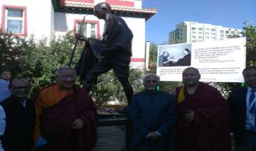 VP Ansari inaugurating Gandhi statue