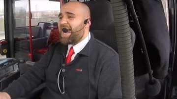 UK driver sings "kaliyon ka chaman" in a bus