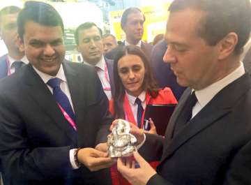 Devendra Fadnavis presents a Ganesha idol to Russian PM Dmitry Medvedev