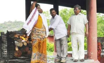 Muslim woman cremates Hindu man