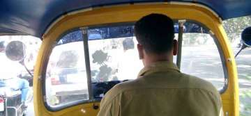 Auto Driver returns money to passenger