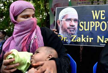 A woman at a rally in support of Zakir Naik 