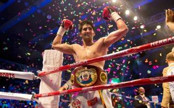 Boxer Amir Khan warns Vijender Singh on Twitter