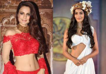 Ameesha Patel takes a sly dig at Pooja Hegde over Mohenjo Daro failure