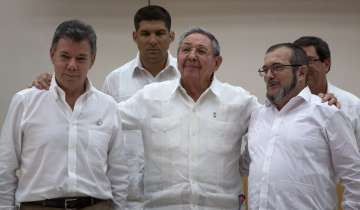 Cuba's President Raul Castro, center, stands with Colombian President Juan Manue