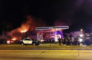 Protesters bur gas station in Milwaukee city 