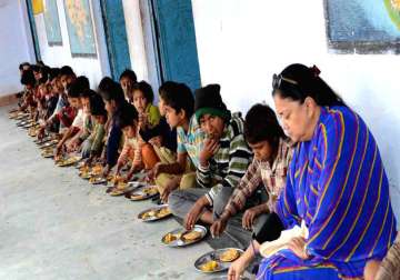 Vasundhara Raje having mid-day meal with kids at a Rajasthan govt school