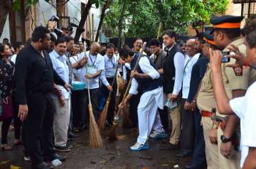 When 'superstar of millennium' Amitabh Bachchan picked up a broom