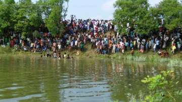 Bus fell in pond in Bihar | India TV
