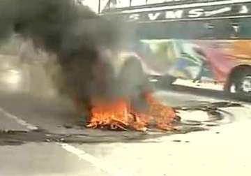 Farmers protest in Maddur, attempt to block Mysuru-Bengaluru highway