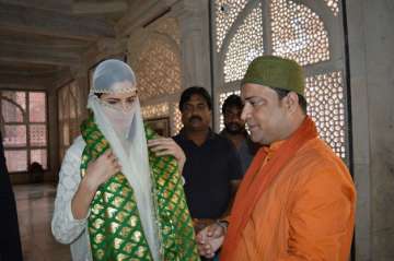 Katrina Kaif offers prayers at Salim Chisti dargah