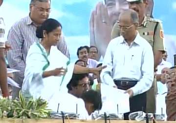 Mamata Banerjee hands over ‘land parchas’ to 800 Singur farmers 