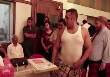 Salman Khan copies Shah Rukh Khan, wears ‘lungi’ for Dixcy Scott