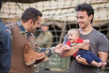 Salman playing with nephew Ahil on ‘Tubelight’ sets