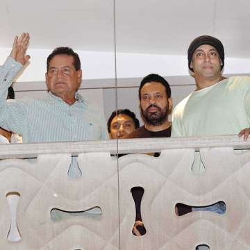 Salim rubbishes rumours of Salman moving out