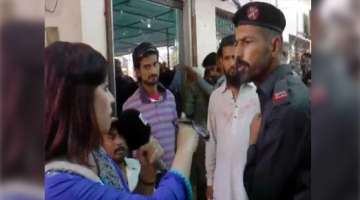 Pakistan, Reporter, Live TV, Slap, Viral Video