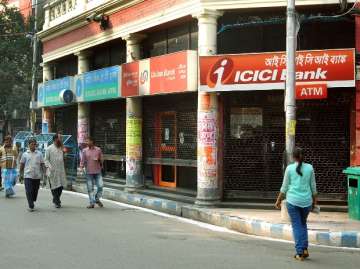 With banks, ATMs running out of cash, salary week likely to turn out ‘cash less’