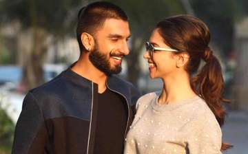 Ranveer kisses Deepika before taking award