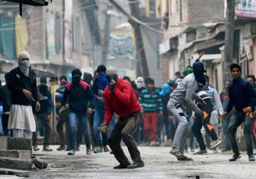 Youths pelting stones at security forces in Srinagar 
