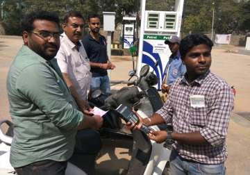 Cash dispensation at HP petrol pump in Mysore