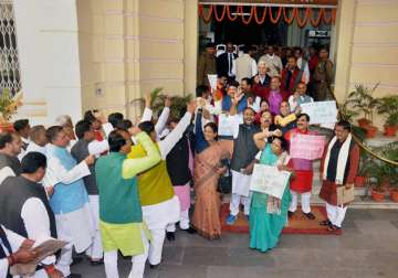 RJD MLAs demonstrate against demonetization at Bihar Legislative Assembly