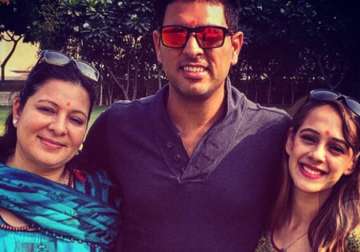 Yuvraj Singh with mother and Hazel