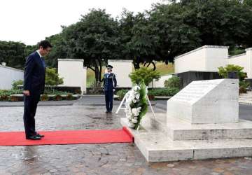 Japan's PM presents a wreath at the National Memorial Cemetry in Honolulu