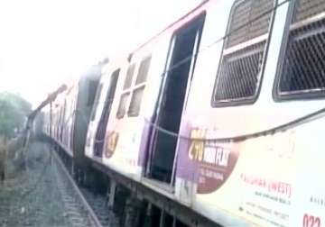 Five coaches of Mumbai local derails near Kalyan