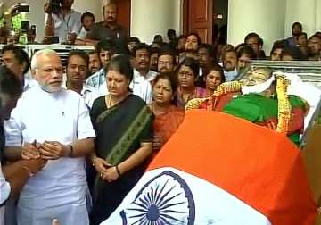 Panneerselvam breaks down as PM Modi pays floral tributes to Jayalalithaa 