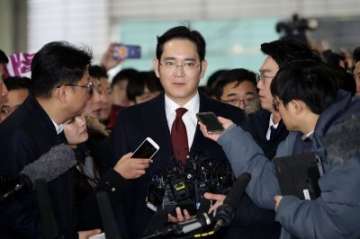 Prosecutors seek arrest warrant for Samsung heir in bribery case